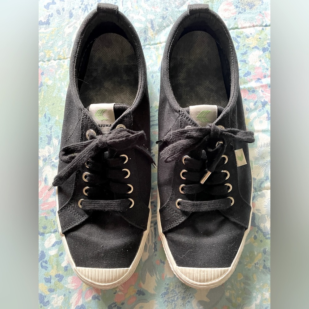 Cariuma black and white loaferlike sneaker
